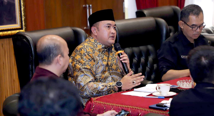 Bupati Bogor Rudy Susmanto. Ia menegaskan komitmennya untuk menyelesaikan program Rutilahu dalam waktu maksimal tiga tahun, lebih cepat dari proyeksi umum