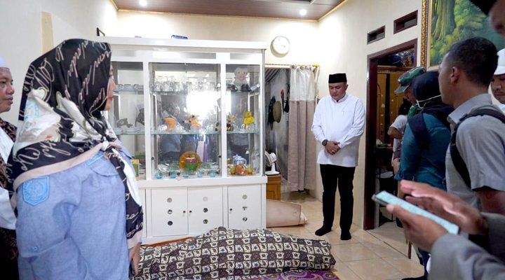 Bupati Bogor Rudy Susmanto saat mengunjungi keluarga korban musibah ambruknya bangunan Majelis Taklim Asobiyah