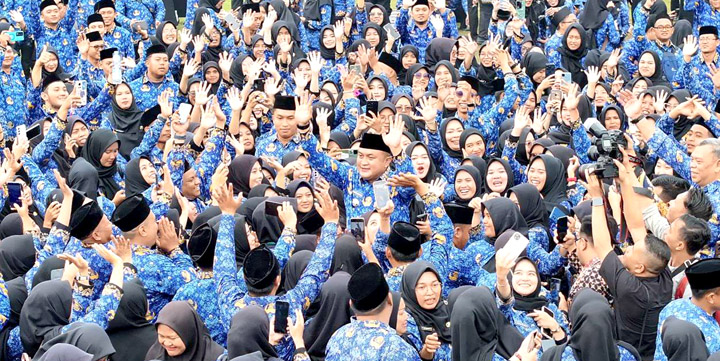 Bupati Bogor Rudy Susmanto ditengah ribuan Pegawai Pemerintah dengan Perjanjian Kerja (PPPK)