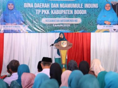 Ketua Tim Penggerak Pemberdayaan Kesejahteraan Keluarga (TP PKK) Kabupaten Bogor, Eva Rudy Susmanto meninjau langsung jalannya kegiatan Bina Daerah (Binda) dan Ngamumule Indung di Kecamatan Megamendung