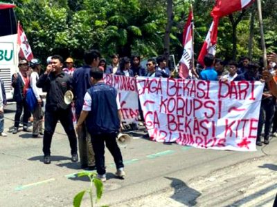 Ratusan mahasiswa yang tergabung dalam Dewan Perlawanan Rakyat Bekasi (DPR-B) menggelar aksi unjuk rasa di depan Gedung DPRD Kota Bekasi, Senin