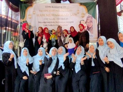 Foto bersama usai peringatan Maulid Nabi Muhammad SAW di SDN Kemang 01