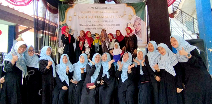 Foto bersama usai peringatan Maulid Nabi Muhammad SAW di SDN Kemang 01