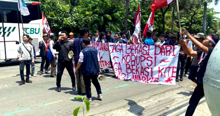 Ratusan mahasiswa yang tergabung dalam Dewan Perlawanan Rakyat Bekasi (DPR-B) menggelar aksi unjuk rasa di depan Gedung DPRD Kota Bekasi, Senin