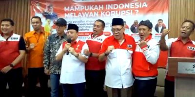 Foto bersama pengurus DPP LSM LIRA usai menyelenggarakan Diskusi Nasional bertajuk “Mampukah Indonesia Melawan Korupsi?”, di Hotel Sofyan Tebet, Jakarta Selatan