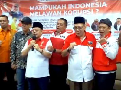 Foto bersama pengurus DPP LSM LIRA usai menyelenggarakan Diskusi Nasional bertajuk “Mampukah Indonesia Melawan Korupsi?”, di Hotel Sofyan Tebet, Jakarta Selatan