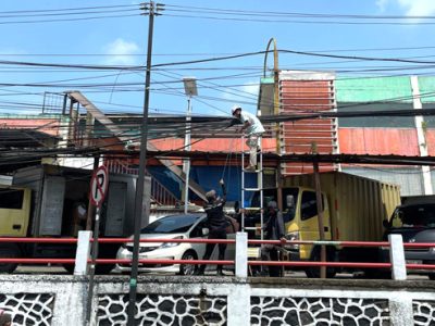 Petugas sedang menata kabel udara yang dianggap semrawut di wilayah Kabupaten Bogor. (Foto: istimewa)