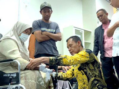 Wakil Bupati Bogor, H. Ade Ruhandi atau Jaro Ade saat menjenguk korban ambruknya bangunan Majelis Taklim Asobiyah