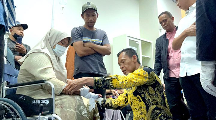 Wakil Bupati Bogor, H. Ade Ruhandi atau Jaro Ade saat menjenguk korban ambruknya bangunan Majelis Taklim Asobiyah