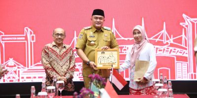 Bupati Bogor Rudy Susmanto bersama dua tokoh inspiratif