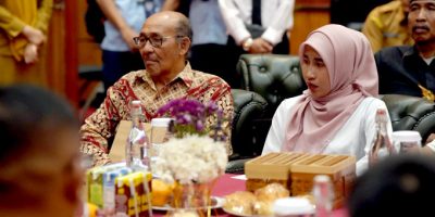 Bupati Bogor Rudy Susmanto memberikan apresiasi berupa uang tunai dan dukungan penuh kepada dua tokoh inspiratif