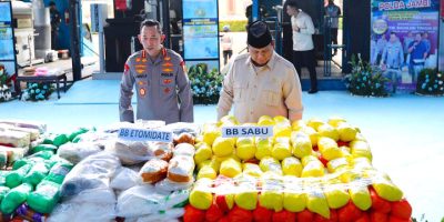 Presiden Prabowo Subianto dan Kapolri Jenderal Listyo Sigit Prabowo saat meninjau barang bukti narkoba. (foto dan sumber: Setneg/BPMI Setpres)