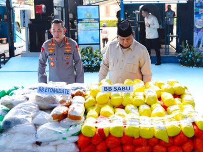 Presiden Prabowo Subianto dan Kapolri Jenderal Listyo Sigit Prabowo saat meninjau barang bukti narkoba. (foto dan sumber: Setneg/BPMI Setpres)