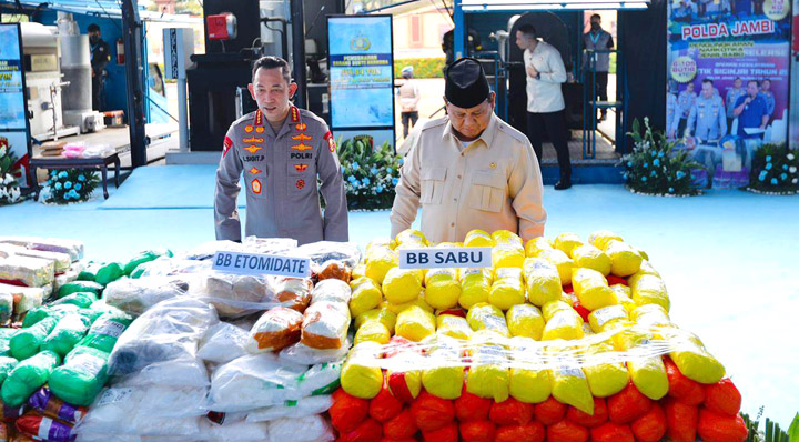 Presiden Prabowo Subianto dan Kapolri Jenderal Listyo Sigit Prabowo saat meninjau barang bukti narkoba. (foto dan sumber: Setneg/BPMI Setpres)