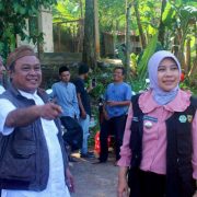 Kepala Desa Mekarsari, Kecamatan Rancabungur, Kabupaten Bogor, H. Sopwanudin (kiri) saat meninjau pembangunan jalan