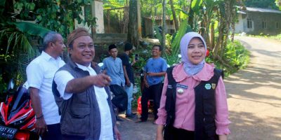 Kepala Desa Mekarsari, Kecamatan Rancabungur, Kabupaten Bogor, H. Sopwanudin (kiri) saat meninjau pembangunan jalan