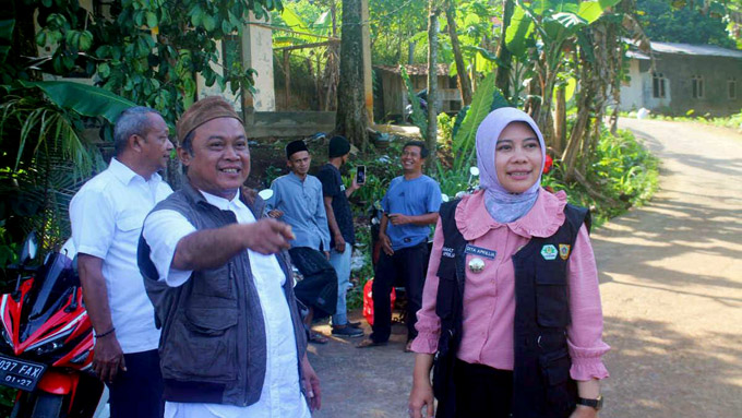 Kepala Desa Mekarsari, Kecamatan Rancabungur, Kabupaten Bogor, H. Sopwanudin (kiri) saat meninjau pembangunan jalan