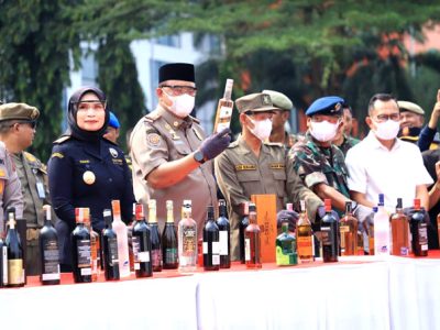 Bupati Bogor, Rudy Susmanto bersama Kepala Kantor Wilayah Ditjen Bea Cukai Jawa Barat, Finari Manan dan jajaran Forkopimda Kabupaten Bogor memusnahkan jutaan rokok ilegal