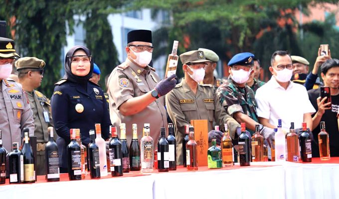 Bupati Bogor, Rudy Susmanto bersama Kepala Kantor Wilayah Ditjen Bea Cukai Jawa Barat, Finari Manan dan jajaran Forkopimda Kabupaten Bogor memusnahkan jutaan rokok ilegal