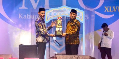 Wakil Bupati Bogor, Ade Ruhandi saat menyerahkan piala kepada pemenang MTQ