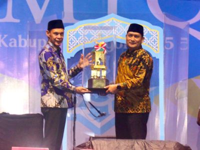 Wakil Bupati Bogor, Ade Ruhandi saat menyerahkan piala kepada pemenang MTQ