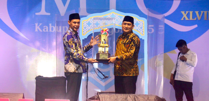 Wakil Bupati Bogor, Ade Ruhandi saat menyerahkan piala kepada pemenang MTQ