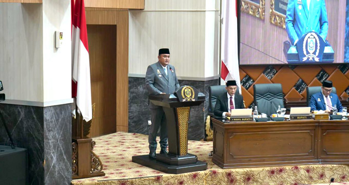 Bupati Bogor Rudy Susmanto saat Rapat Paripurna DPRD Kabupaten Bogor di ruang rapat DPRD, Selasa (21/10/2025)