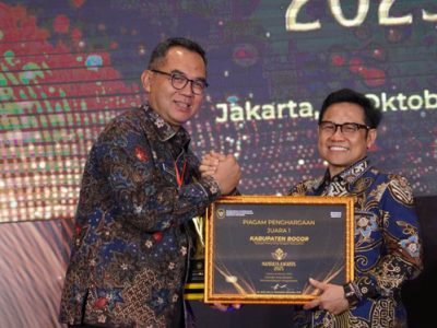 Sekda Kabupaten Bogor, Ajat Rochmat Jatnika mewakili Bupati Bogor Rudy Susmanto saat menerima penghargaan