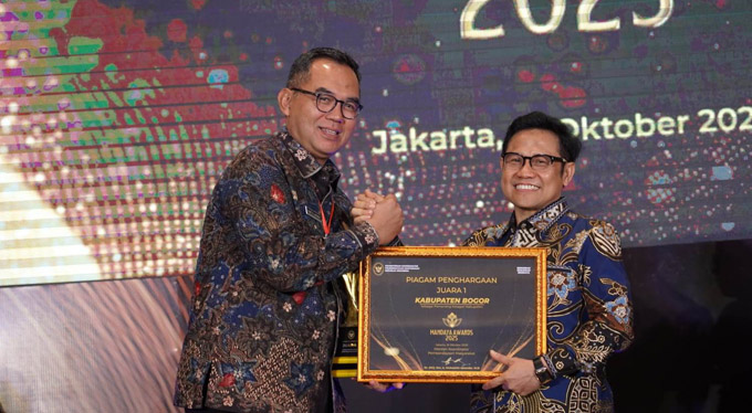 Sekda Kabupaten Bogor, Ajat Rochmat Jatnika mewakili Bupati Bogor Rudy Susmanto saat menerima penghargaan