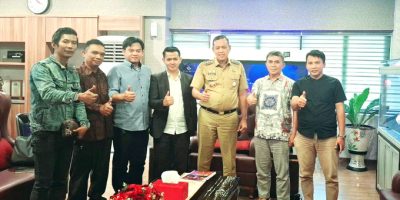 Pengurus DPW LSM LIRA Jabar berfoto bersama Wali Kota Bekasi Tri Adhianto usai melakukan pertemuan. (foto: istimewa)