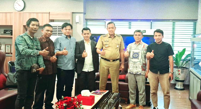 Pengurus DPW LSM LIRA Jabar berfoto bersama Wali Kota Bekasi Tri Adhianto usai melakukan pertemuan. (foto: istimewa)