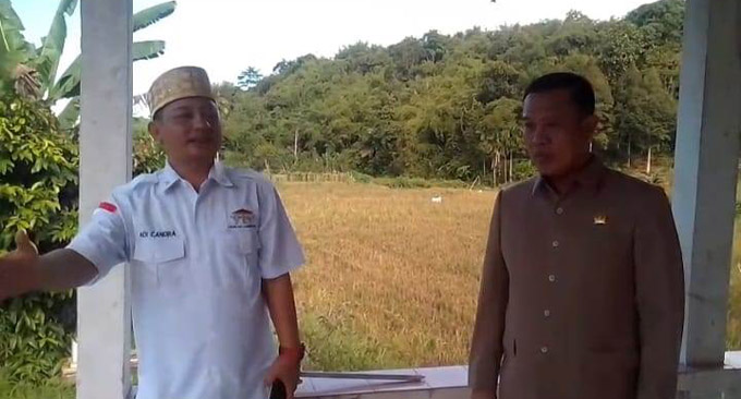 Ketua DPRD Kabupaten Lampung Utara, Yusrizal (kanan) bersama Ketua Laskar Lampung Indonesia DPC Lampung Utara Adi Candra