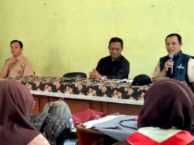 Salah satu momen diskusi mengenai pendidikan yang dihadiri tokoh masyarakat Jonny Sirait