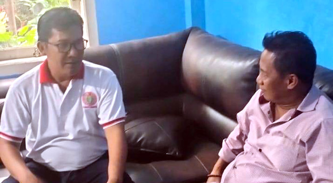 Didi Suwardi (kiri, baju putih) seorang guru dan tenaga kependidikan berprestasi di Kabupaten Bogor