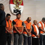 KPK menahan 5 tersangka dugaan tindak pidana korupsi terkait dana Pemulihan Ekonomi Nasional (PEN) serta Pengadaan Barang dan Jasa (PBJ) di Pemerintah Kabupaten Situbondo Tahun Anggaran 2021-2024.