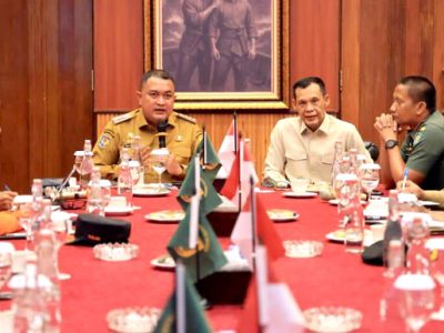 Bupati Bogor, Rudy Susmanto memimpin rapat perencanaan penanaman pohon di Daerah Aliran Sungai (DAS) Ciliwung dan Cikeas, Senin (3/11/2025).