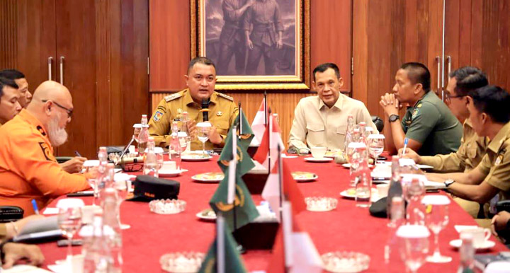 Bupati Bogor, Rudy Susmanto memimpin rapat perencanaan penanaman pohon di Daerah Aliran Sungai (DAS) Ciliwung dan Cikeas, Senin (3/11/2025).