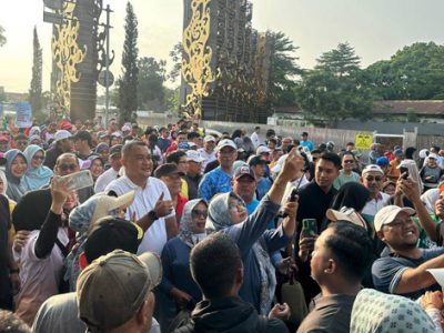 Keakraban Bupati Bogor Rudy Susmanto bersama masyarakat Kabupaten Bogor terlihat saat mengikuti Car Free Day (CFD) Tegar Beriman