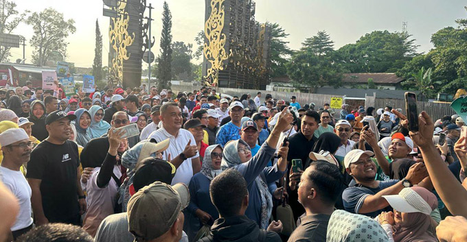 Keakraban Bupati Bogor Rudy Susmanto bersama masyarakat Kabupaten Bogor terlihat saat mengikuti Car Free Day (CFD) Tegar Beriman