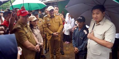 Bupati Bogor, Rudy Susmanto mendapingi Menteri Perumahan dan Kawasan Permukiman (PKP), Maruarar Sirait meninjau pelaksanaan Program Bantuan Stimulan Perumahan Swadaya (BSPS) di Desa Cijayanti, Kecamatan Babakan Madang