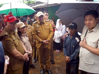 Bupati Bogor, Rudy Susmanto mendapingi Menteri Perumahan dan Kawasan Permukiman (PKP), Maruarar Sirait meninjau pelaksanaan Program Bantuan Stimulan Perumahan Swadaya (BSPS) di Desa Cijayanti, Kecamatan Babakan Madang