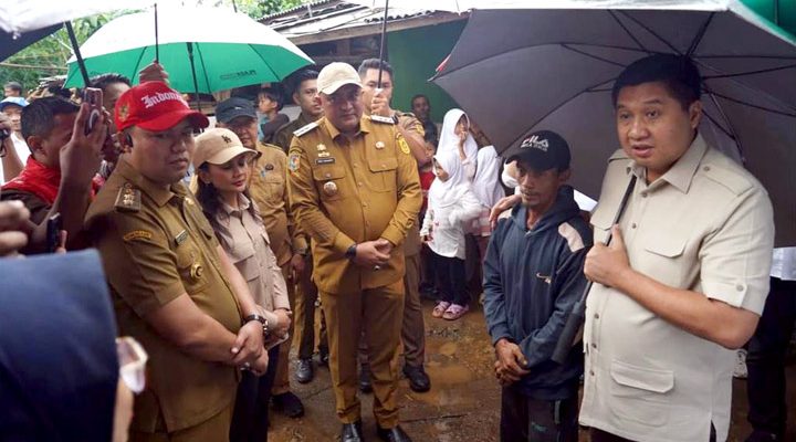 Bupati Bogor, Rudy Susmanto mendapingi Menteri Perumahan dan Kawasan Permukiman (PKP), Maruarar Sirait meninjau pelaksanaan Program Bantuan Stimulan Perumahan Swadaya (BSPS) di Desa Cijayanti, Kecamatan Babakan Madang