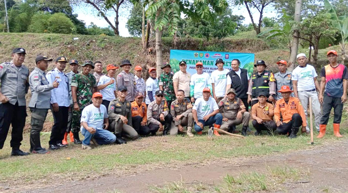 Lahan Tandus Kawasan Hulu Mulai Ditanami Pohon