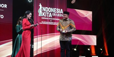 Bupati Bogor, Rudy Susmanto menerima penghargaan Pahlawan Inspiratif kategori "Outstanding Regional Leader Performance in Infrastructure Acceleration" yang berkontribusi pada percepatan pembangunan dalam ajang Indonesia Kita Awards 2025