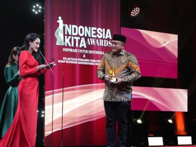 Bupati Bogor, Rudy Susmanto menerima penghargaan Pahlawan Inspiratif kategori "Outstanding Regional Leader Performance in Infrastructure Acceleration" yang berkontribusi pada percepatan pembangunan dalam ajang Indonesia Kita Awards 2025