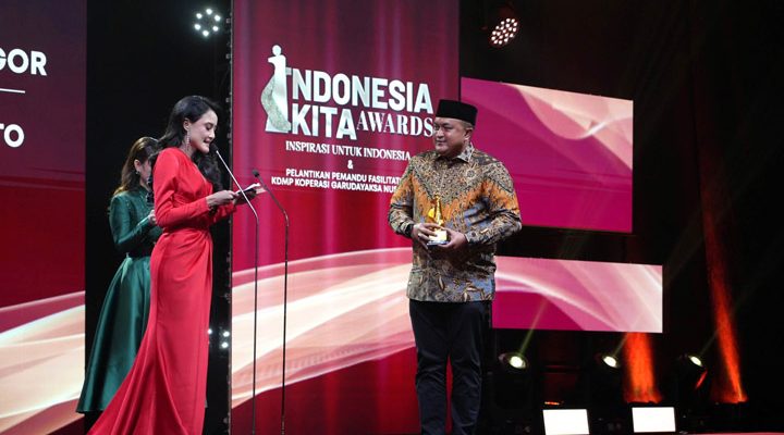 Bupati Bogor, Rudy Susmanto menerima penghargaan Pahlawan Inspiratif kategori "Outstanding Regional Leader Performance in Infrastructure Acceleration" yang berkontribusi pada percepatan pembangunan dalam ajang Indonesia Kita Awards 2025