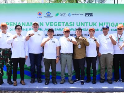 Bupati Bogor, Rudy Susmanto melakukan penanaman 25 ribu pohon di kawasan Eiger Adventure Land, Sukagalih, Megamendung, Jumat (21/11/2025).