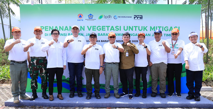 Bupati Bogor, Rudy Susmanto melakukan penanaman 25 ribu pohon di kawasan Eiger Adventure Land, Sukagalih, Megamendung, Jumat (21/11/2025).
