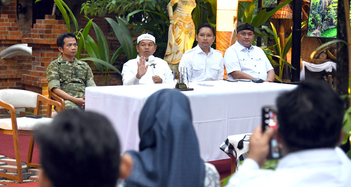 Bupati Bogor Rudy Susmanto bersama Gubernur Jawa Barat, Dedi Mulyadi atau Kang Dedi Mulyadi (KDM), menghadiri Rapat Koordinasi Terbatas di Lembur Pakuan, Kabupaten Subang