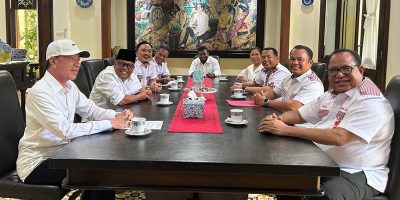 Pengurus DPP Bara JP saat berdiskusi dengan Presiden RI ke-7, Joko Widodo (Jokowi) di kediaman pribadinya, Jalan Kutai Utara No 01, Sumber, Solo, Jumat (13/2/2026).